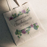 Bolso De Tela Fiesta de fin de semana de Bachelorette con guión<br><div class="desc">La fecha está fijada, el equipaje empacado, el traje de fin de semana organizado justo para el juego de accesorios estos bolsos de tocador de soltera personalizados para que todos los fiestas vean y sientan la parte. El gorra presenta una tipografía con letras a mano muy popular que la futura...</div>
