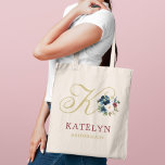 Bolso De Tela Fiesta de novias con floral de vino de oro de la m<br><div class="desc">El elegante bolso de tote personalizado presenta un guión inicial acentuado con un hermoso ramo floral de acuarela de azul marino, vino tinto y rosa rubor con vegetación. Personalice el título inicial, el nombre y el título de la fiesta nupcial. Hace un regalo único para sus damas de honor y...</div>
