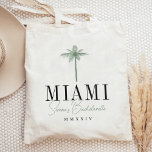 Bolso De Tela Fiesta de soltera personalizada de árbol de palma<br><div class="desc">Bienvenidos amigos a su fin de semana de soltera con estas preciosas bolsas de té personalizadas. Perfecto para playas o lugares tropicales, este diseño cuenta con un ilustracion de silueta verde de palmera con tu destino (que se muestra con Miami) en letras clásicas del serif. Añade tu nombre o nombre...</div>