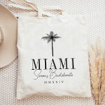 Bolso De Tela Fiesta de soltera personalizada de árbol de palmas<br><div class="desc">Bienvenidos amigos a su fin de semana de soltera con estas preciosas bolsas de té personalizadas. Perfecto para playas o lugares tropicales, este diseño cuenta con un ilustracion de silueta de palmera negra con su destino (mostrado con Miami) en letras serif clásicas. Añade tu nombre o nombre de ocasión debajo...</div>