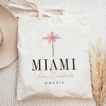Bolso De Tela Fiesta de soltera personalizada en árbol de palma<br><div class="desc">Bienvenidos amigos a su fin de semana de soltera con estas preciosas bolsas de té personalizadas. Perfecto para playas o lugares tropicales, este diseño cuenta con un ilustracion de silueta de palmera rosa coral con su destino (mostrado con Miami) en letras serif clásicas. Añade tu nombre o nombre de ocasión...</div>