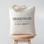 Bolso De Tela Fiesta nupcial de la dama de honor romana<br><div class="desc">Estas modernas bolsas minimalistas de boda hacen grandes regalos de fiesta nupcial. El diseño minimalista limpio incluye la "dama de honor" o su elección de rol, y la fecha de su boda en letras modernas de serif negras, bisectadas por una sola línea. La fecha de su boda en números romanos...</div>