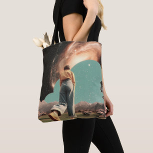 Bolso De Tela Figura surrealista caminando hacia la puerta de la