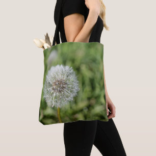 Bolso De Tela Flor blanca de diente de león sobre hierba verde