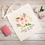 Bolso De Tela Flores color de agua rosa Boda Bouquet Monograma<br><div class="desc">El diseño personalizado de la bolsa de té incluye un monograma de los nombres de novios y novios y una fecha boda con un hermoso diseño de ramo floral de color acuático con dahlia de primavera rosa pastel,  rubor y melocotón y flores rosas emparejadas con follaje verde vibrante.</div>