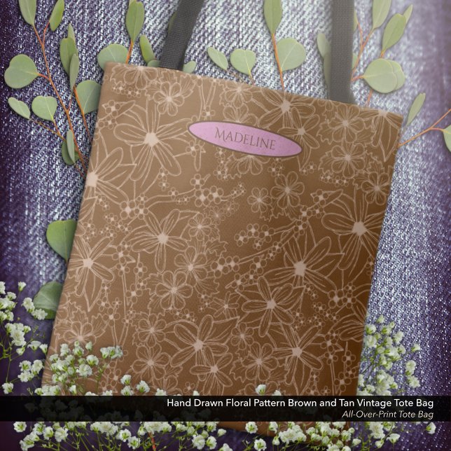 Bolso De Tela Flores de campo dibujando el patrón de marrón ruso (Tote Bag: Hand Drawn Floral Pattern in Vintage Brown and Tan with the Owner's Name in Soft Pink.)