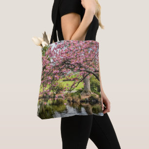Bolso De Tela Flores de cerezo rosadas y estanque fotográfico