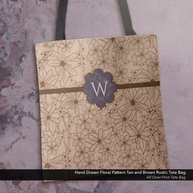 Bolso De Tela Flores de país: Monogramado Tan y Púrpura (Tote Bag: Rustic Hand Drawn Floral Pattern in Tan and Brown with Distressed Dark Purple Monogram.)