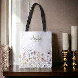 Bolso De Tela Flores silvestres de color de agua Boho de estilo<br><div class="desc">Un tote elegante para tomar por todas partes, este diseño femenino de flores silvestres boho tiene una plantilla de texto para personalizar con tu monograma inicial y nombre. Está bordeado por una hilera de flores silvestres acuáticas en tonos pastel suaves de color rosa, azul peringuil, blanco roto y amarillo, con...</div>