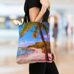 Bolso De Tela Foto De Palm Tree Vintage De Hawaii En Cita De Tie<br><div class="desc">"A la hora de la playa". Relájese en los recuerdos de días de playa perezosos y tropicales siempre que disfrute de estas vacaciones de Hawái funky, retro, vintage, angustiada foto de una palmera solitaria en una playa de arena y media luna, con cielo azul turquesa claro y agua. ¡Hace un...</div>