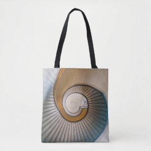 Bolso De Tela Fotografía en ángulo bajo de la escalera de espira