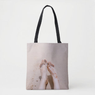 Bolso De Tela Fotografía selectiva de los pies con tatuaje