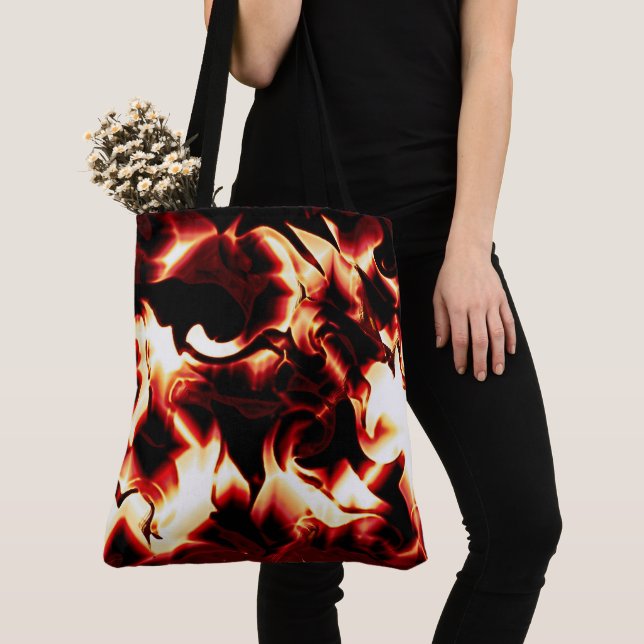 Bolso De Tela Fuego esculpido en el fondo rojo más oscuro (Detalle)