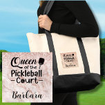 Bolso De Tela Fun Pickleball Gal Reina de la Corte<br><div class="desc">Sí, hay una reina de la cancha de pickleball en tu vida que realmente disfrutaría de esta bolsa especial como regalo. Sí — Reina de la cancha de baloncesto con mucho brillo y algún purpurina con un fondo de oro subió y personalizado con su nombre. Cualquier pregunta de diseño, sólo...</div>