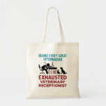 Bolso De Tela Funny Agotador Veterinario<br><div class="desc">Este divertido diseño de recepcionista veterinario es perfecto para hombres o mujeres que trabajan como personal de recepción en una oficina de veterinaria,  clínica de animales o hospital veterinario. Design dice: "Detrás de cada gran veterinario hay una exhausta recepcionista veterinaria".</div>