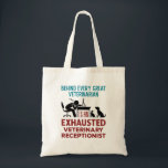 Bolso De Tela Funny Agotador Veterinario<br><div class="desc">Este divertido diseño de recepcionista veterinario es perfecto para hombres o mujeres que trabajan como personal de recepción en una oficina de veterinaria,  clínica de animales o hospital veterinario. Design dice: "Detrás de cada gran veterinario hay una exhausta recepcionista veterinaria".</div>