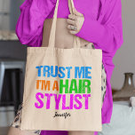 Bolso De Tela Funny Hair Stylist Cute Personalizado Hairstylist<br><div class="desc">Un regalo gracioso para un esteticista que acaba de graduarse de la escuela de cosmetología y se corta el pelo en un salón. Un poco de humor estilista. Créeme,  soy un Hair Stylist escrito en colores alegres y brillantes de neón. Estilo de Guay 80s</div>