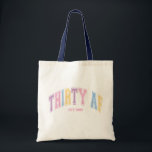 Bolso De Tela Funny, Personalizado de 30 años de edad<br><div class="desc">¡Celebren los 30 grandes al estilo con esta graciosa camiseta de "Thirty AF"! Con un año de nacimiento personalizado, este diseño de inspiración retro le hace el regalo de cumpleaños perfecto. El tipo de letra colegiado con letras audaces y coloridas añade un toque nostálgico, cómodo, moderno y lleno de actitud,...</div>