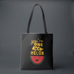 Bolso De Tela Funny y dulce sandía de fruta posan uno en un meló<br><div class="desc">Uno En Un Melón. Diseño divertido y humorístico de un juego de palabras para alguien especial y digno de tu amor. Esta tierna y dulce mercadería de sandía es genial para el día de la madre o del padre. Perfecto para un día de el día de San Valentín o amistad....</div>