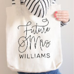 Bolso De Tela Futura Sra. Black Modern Script Custom Wedding<br><div class="desc">El guión moderno y casual de caligrafía negra de moda "Future Mrs.",  boda de novia femenina en la bolsa,  incluye texto personalizado que puede ser personalizado con el apellido de casada de la novia. ¡Un accesorio perfecto para la fiesta de la soltera y el fin de semana boda!</div>
