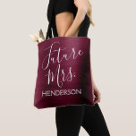 Bolso De Tela Futura Sra. Burgundy Púrpura Moderna Metalizado<br><div class="desc">Futura Sra. Bride Faux Modern y Elegante Fuax Cepillado Metalizado Burgundy Cranberry Purple Bag que son perfectos para una Marsala o Maroon Bachelorette Party. Esta futura señora Bag es perfecta para una fiesta de soltera. El nombre de la novia se puede actualizar en esta bolsa. Póngase en contacto con el...</div>