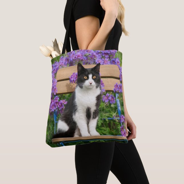 Bolso De Tela Gato de Tuxedo sentado en una silla de jardín con  (Detalle)