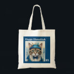 Bolso De Tela Gato festivo disfrazado de hanukkah juguetón<br><div class="desc">Gato festivo disfrazado - Jugador bolso de tote Hanukkah Celebrar el Festival de las Luces con esta singular y extravagante bolsa de tocador Hanukkah, con un gato disfrazado. Perfecto para los amantes del gato, este diseño combina el humor con las tradiciones de las vacaciones, lo que hace que esta temporada...</div>