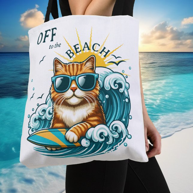 Bolso De Tela Gato fresco de surf de playa de verano (Tote bag featuring a cute kitty with sunglasses on a surf board on the waves and a warm summer sun.)