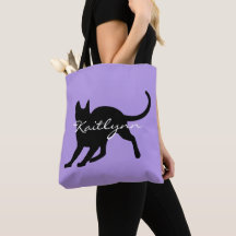 Gato negro en la lavanda