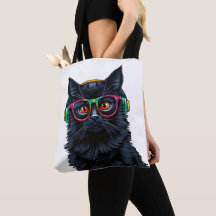 Gato negro lindo con gafas y audífonos