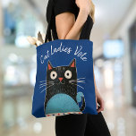 Bolso De Tela Gatos Damas Votan Guión Rústico Curso Feminista Ne<br><div class="desc">"Mujeres gatas votan". Estate orgulloso y comparte tu apoyo a Kamala Harris cada vez que vas de compras con esta linda, divertida, gráfica, feminista bolsa de tote. Un lindo ilustracion rústico de gato de campo con tipografía manuscrita en blanco, negro, rojo y azul turquesa sobre un fondo azul marino. Demostrar...</div>