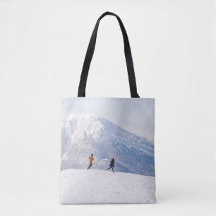 Bolso De Tela Gente divirtiéndose y corriendo en las montañas