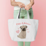 Bolso De Tela Gigante Adorable cachorro "Pugs and Kiss"<br><div class="desc">Adorable diseño temático de pug con un dulce y divertido ilustracion de cachorro. Este diseño se puede personalizar fácilmente con el texto de su elección o de la licencia tal como está.</div>