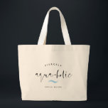 Bolso De Tela Gigante AQUA-HOLIC Moderno Funny Nombre personalizado Play<br><div class="desc">Tote de playa de verano divertido leyendo FIERCELY AQUA-HOLIC en un moderno diseño de caligrafía de escritura a la moda con un acento de ola náutica en azul claro, texto de personalizable arriba y tu nombre personal abajo. Excelente regalo para una escapada de soltera o de dama de honor o...</div>