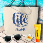 Bolso De Tela Gigante Azul de vida de grupo<br><div class="desc">Haga una declaración o dé como regalo divertido,  esta bolsa de tote de color natural incluye su nombre y "Vida de la piscina porque las playas sean saladas" con letras azul moda. COINCIDIENDO elementos de nuestra colección.</div>