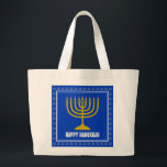Bolso De Tela Gigante AZUL personalizado de HANUKKAH Star David Menorah<br><div class="desc">Bolsa de tetas de diseño con menorah de color dorado y Star of David de color plateado sobre un fondo AZUL (azul para coincidir con la bandera israelí). El saludo FELIZ HANUKKAH es personalizable para que puedas agregar tu nombre o cambiar el saludo. En la colección HANUKKAH by Berean Designs...</div>