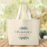 Bolso De Tela Gigante Boda Bridesmaid Flores Florales Personalizadas<br><div class="desc">Boda floral botánica caligrafía boda de Bridesmaid con flores delfiníneas de color azul bonito. Personalizado con el nombre de su dama de honor. Un maravilloso regalo de Personalizado con un estilo de niñera, y flores delfinitas azules tintadas. Lo mejor de sus actividades bodas. Decoración de boda con adornos florales, guión...</div>