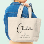 Bolso De Tela Gigante Boda de la dama de honor Nombre de guión moderno s<br><div class="desc">Boda de la dama de honor Sencilla caligrafía moderna Script Nombre personalizado Tote Bags incluye el nombre de la dama de honor en un elegante guión de caligrafía negra acentuado con un corazón de amor simple con la adición de su texto personalizado como la fecha y la dama de honor....</div>