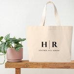 Bolso De Tela Gigante Boda Monograma Simple Clásico Elegante Mínimo<br><div class="desc">Presentamos nuestra Boda Monograma Simple Classic Elegante Minimal Large Tote Bag, el epítome de sofisticación y estilo. Personalizada con su monograma boda único y con un diseño minimalista con las iniciales de la novia y el novio, esta bolsa de tocador es un accesorio elegante que complementa su tema boda sin...</div>