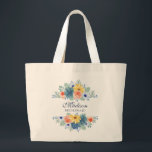 Bolso De Tela Gigante Boda personalizado de la floral de primavera de la<br><div class="desc">Este moderno diseño presenta una floral primaveral de coral bonito,  amarillo,  verde azulado y azul marino con su nombre personalizado con "Bridesmaid" abajo en tipografía azul marino. Personalice editando el texto en el cuadro de texto proporcionado.</div>