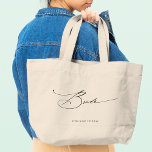 Bolso De Tela Gigante Bride Modern Elegant Script Boda Nombre personaliz<br><div class="desc">Bride Modern Elegant Script Typography Boda Custom Name Tote Bag incluye el texto simple "Bride" en una elegante y moderna tipografía de escritura de caligrafía negra. Personalizado con su nombre personalizado y fecha de boda. Perfecto para la novia en una ducha de novia o día de boda. Diseñado por Evco...</div>