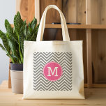 Bolso De Tela Gigante Chevrras grises y rosas con monograma triple Perso<br><div class="desc">Un diseño Art Deco audaz en tonos rosa y gris. Si necesita ajustar los monogramas,  haga clic en el botón personalizar y realice cambios.</div>