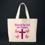 BOLSO DE TELA GIGANTE CRISTIAN PINK 70TH BIRTHDAY CROSS DISEÑN<br><div class="desc">Este cristiano y alegre de 70 años adorará celebrar cumplir 70 años con este hermoso diseño de 70 años de cruz rosa y mariposa en Tees, bolsas de té, tazas, almohadas y regalos. Delibera a su espiritual y a su Dios amando a los 70 años con un regalo de cumpleaños...</div>