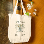 Bolso De Tela Gigante Daisies Bow Watercolor Flor Nombre Flor Niña<br><div class="desc">¿Buscando el regalo perfecto para tu chica de flores? Este bolso de teta floral personalizado es práctico y elegante, lo que lo convierte en un accesorio dulce para su gran papel en el boda. Con un encantador ramo de delicadas margaritas blancas, esta bolsa de personalizable le permite añadir su nombre...</div>