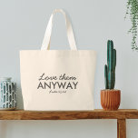 Bolso De Tela Gigante De todas formas, amarlos | Luke 23:24 Biblia Verse<br><div class="desc">Sencillas y elegantes escrituras cristianas citan el arte en la bolsa con verso de la biblia "Ámenlos de todos modos - Lucas 23:24" en la moderna tipografía minimalista de negro. Este diseño moderno y moderno es la declaración perfecta de regalo y moda. | #cristiano #religión #Escrituras #fe #Bible #jesus</div>