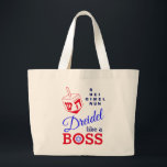 Bolso De Tela Gigante Divertido Dreidel Como Un Jefe Hanukkah<br><div class="desc">DREIDEL Fun, elegante, COMO UNA GRAN bolsa de té Hanukkah BOSS diseñada con dreidel rojo y tipografía azul, marina y roja. En la esquina superior derecha, puede leer los nombres de los cuatro lados dreidel en un formato de rompecabezas de palabras (HEI puede cambiarse a HEY o HAY, si es...</div>