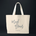 Bolso De Tela Gigante Duste Malvada Azul De Guión De Letrado De Honor<br><div class="desc">Moda a la moda,  guión azul polvoriento Maid of Honor,  bolsa de té personalizada. El diseño presenta una única línea de texto de plantilla para el nombre en color azul polvoriento.</div>