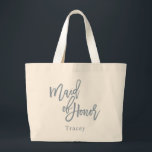 Bolso De Tela Gigante Duste Malvada Azul De Guión De Letrado De Honor<br><div class="desc">Moda a la moda,  guión azul polvoriento Maid of Honor,  bolsa de té personalizada. El diseño presenta una única línea de texto de plantilla para el nombre en color azul polvoriento.</div>
