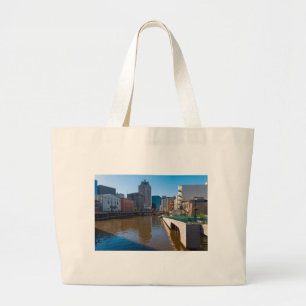 Bolso De Tela Gigante frente al río desde la calle kilbourn en milwaukee