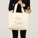 Bolso De Tela Gigante Guión azul Boho Flor silvestre madre de la novia<br><div class="desc">Cute La madre personalizada de la bolsa de tote de novia presenta un guión elegante y un delicado diseño de flores silvestres de acuarela, paletas pastel de amarillo suave, blanco roto, verde sabio, azul polvoriento y vegetación botánica, con nombre personalizado, sencillo y romántico. Grandes regalos de fiesta nupcial para una...</div>